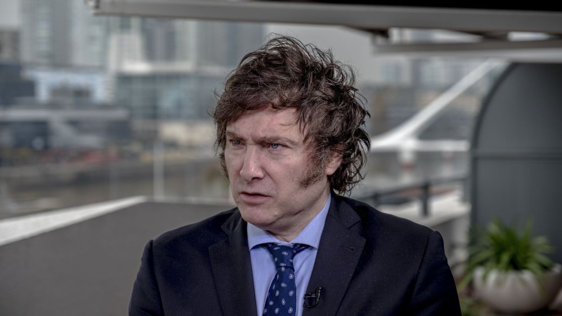 The Economist cargó duro contra Javier Milei: dijo que es “autoritario” y un “riesgo para la democracia”