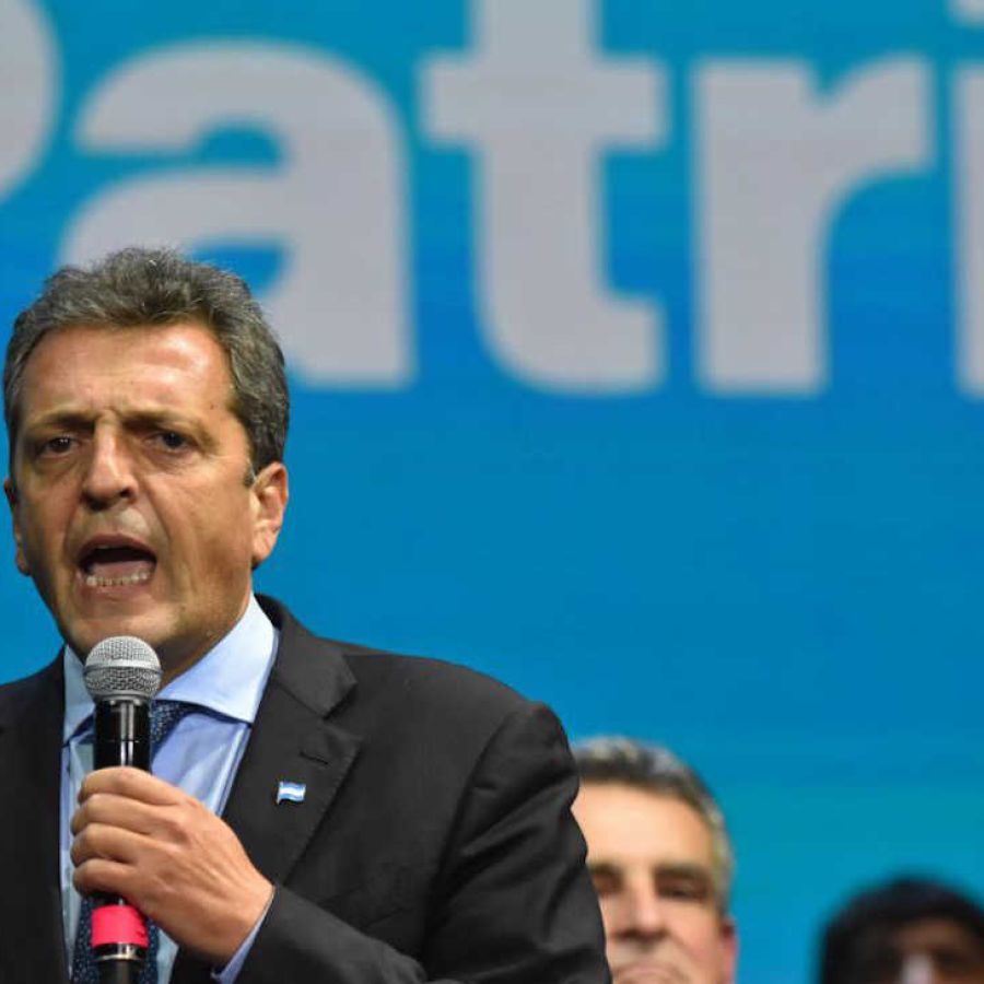 Dirigentes radicales llaman a votar por Sergio Massa y Axel Kicillof.  