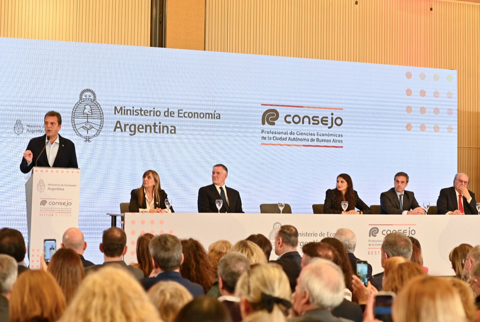 Massa anunció medidas de alivio fiscal para profesionales, monotributistas, autónomos y PyMEs.