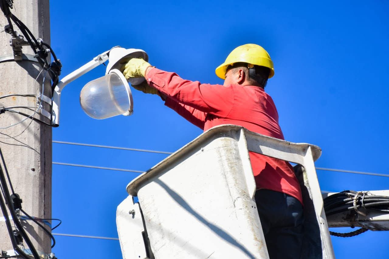 Nuevas luces en el Barrio La Florida. El Municipio Capital multará a quienes dañen los nuevos artefactos.