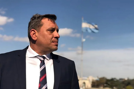 El riesgo país alcanza los 1.200 puntos por desplome de precios de los bonos