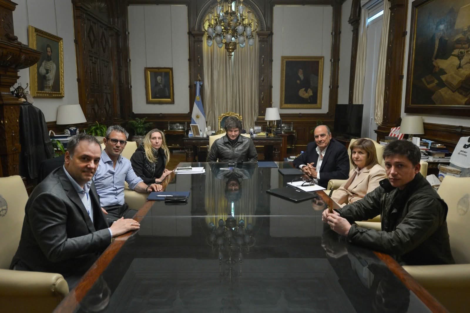 Milei redobló la apuesta. Reunió a su mesa política y ratificó que la motosierra seguira siendo el camino para los argentinos.
