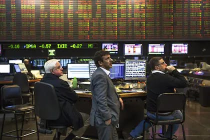 El peor momento del gobierno de Milei.El riesgo país supera los 1400 puntos y alcanza el valor más alto en un año