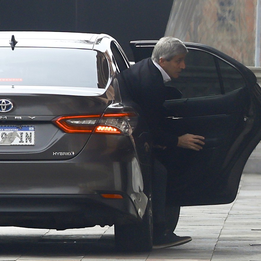 Caputo quemó USD 379 millones para frenar el dólar que igual superó los 1.500 pesos