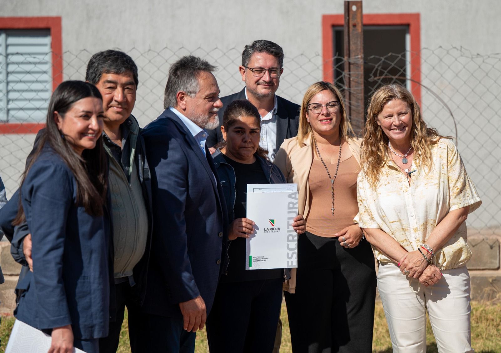 La Provincia entregó escrituras en Patquía y reafirmó el rol del Estado en la regularización dominial.