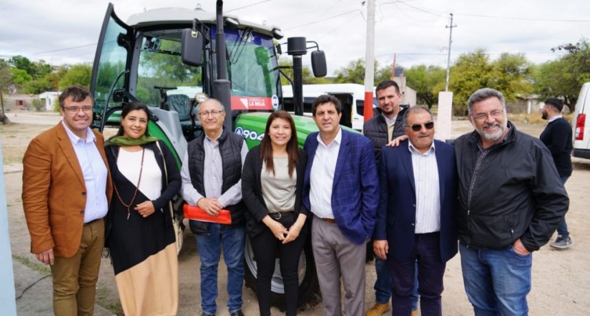 Ángel V. Peñaloza. El secretario de Agricultura, Ernesto Pérez, hizo entrega de un tractor 0 Km