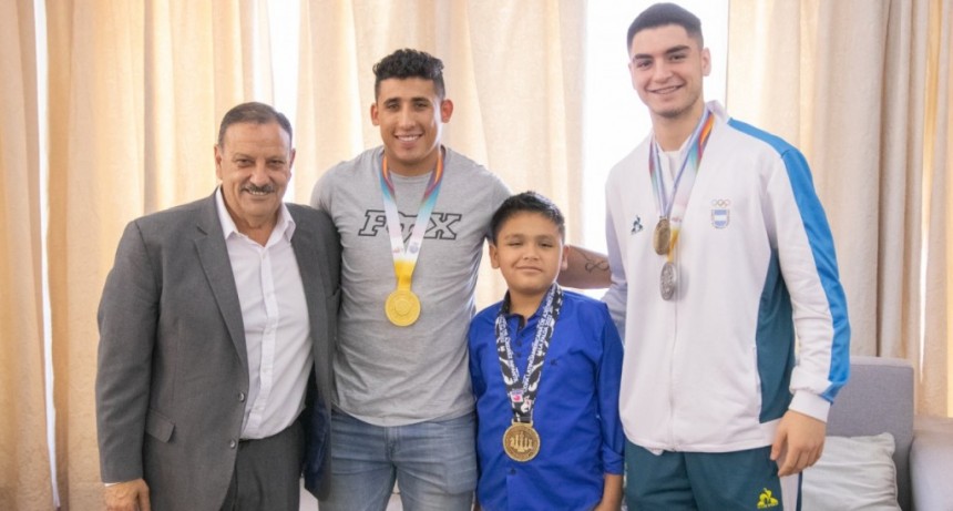 El gobernador Ricardo Quintela recibió a jóvenes deportistas destacados que representan a la provincia en el mundo 