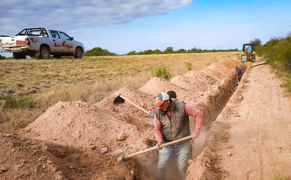 La Provincia continúa con la construcción del acueducto Chañar–Castro Barros para garantizar agua potable a más familias del interior