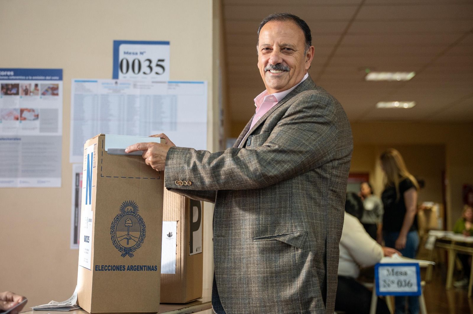 Quintela votó y agradeció el compromiso de los riojanos y las riojanas al participar de una jornada histórica para la democracia