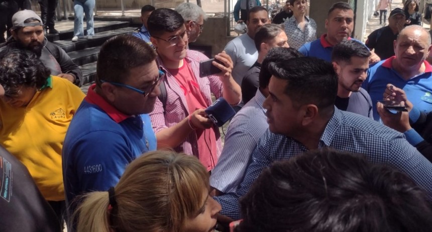 Taxistas y remises realizan corte de calle en reclamo de actualización tarifaria