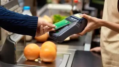 Crisis Económica. Uno de cada cuatro hogares pidió préstamos en el primer semestre y más del 50% compra en cuotas o pide fiado