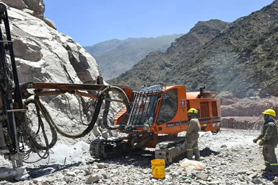 Paralizan obras viales en La Rioja y despiden a más de 70 obreros
