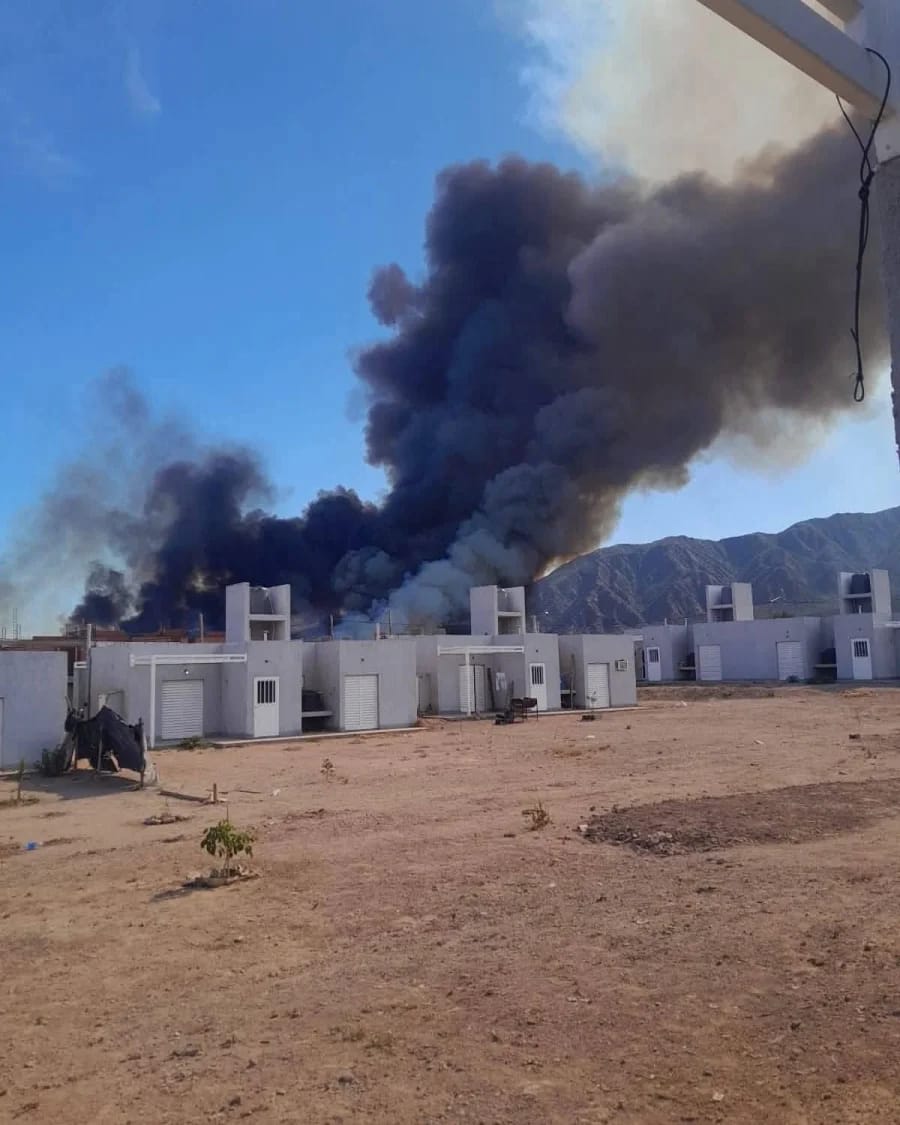 Bomberos y Defensa Civil trabajan en un gran incendio en la zona sur