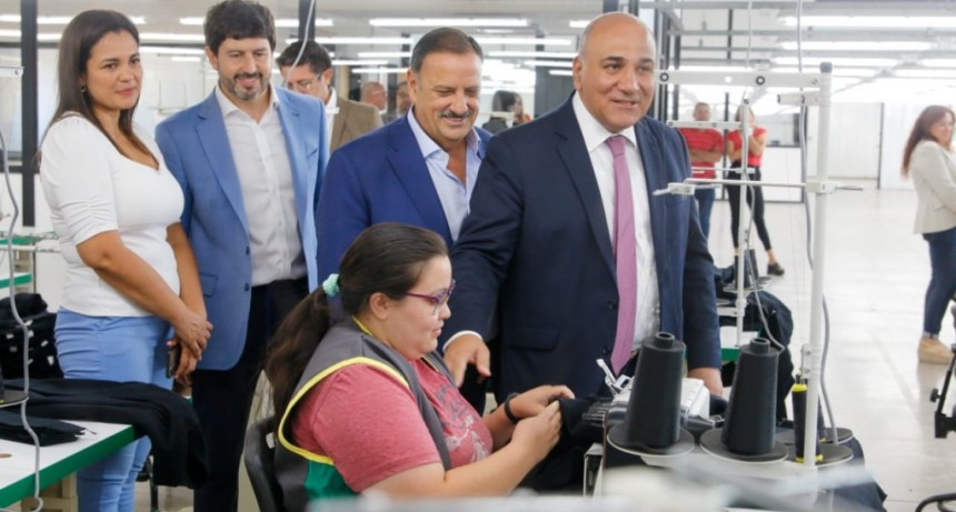 Quintela y Manzur visitaron fábrica textil que confecciona ropa sin género e invierte para generar nuevos puestos de trabajo y energía limpia