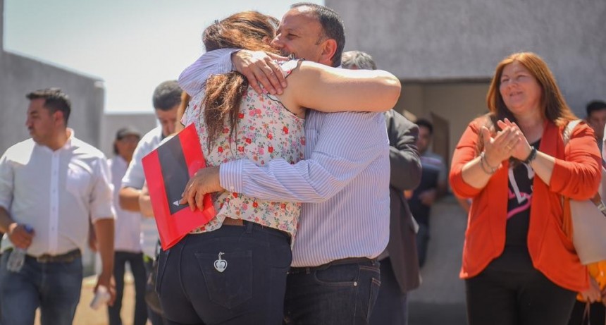 En el Departamento San Martín, el Gobernador Quintela realizó anuncios y entregó viviendas