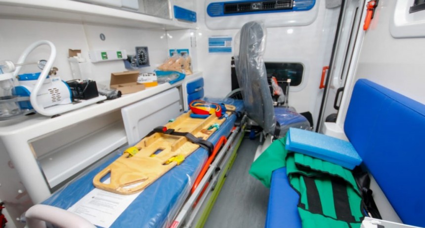 Quintela entregó ambulancias y equipamiento para hospitales distritales