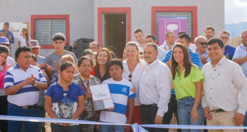 El gobernador Quintela entregó viviendas del Plan Angelelli en Aimogasta