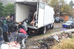 Triste postal en el pais de Milei: volcó un camión con carne y la gente saqueó la carga